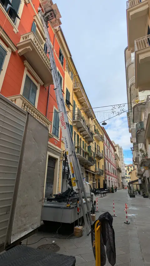 Autoscala per trasloco in centro storico La Spezia