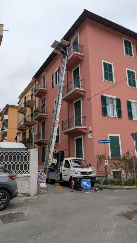 Autoscala per elevazione al piano di porte e finestre serramentisti