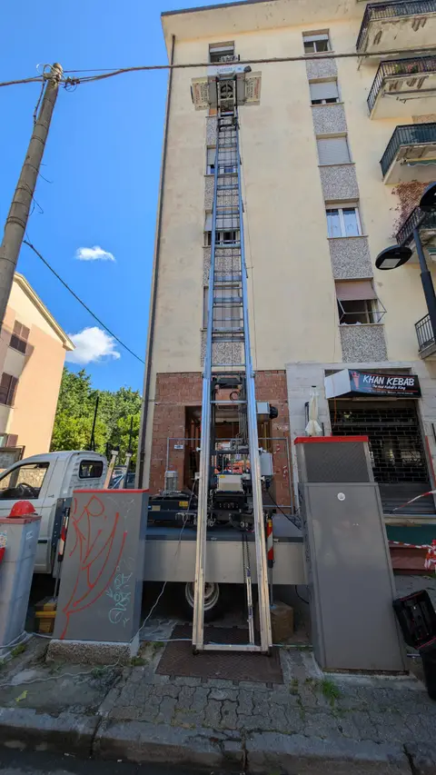 Autoscala a Sarzana montata in spazi minimi