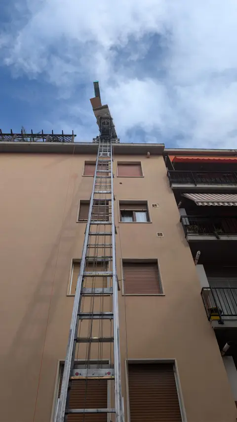Autoscala che trasporta tenda direttamente sull'attico