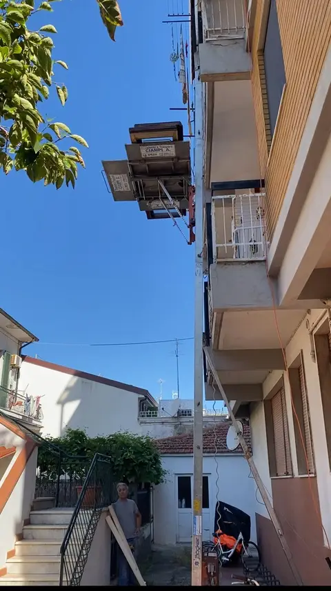 Montacarichi componibile per spazi ristretti — cortile esterno