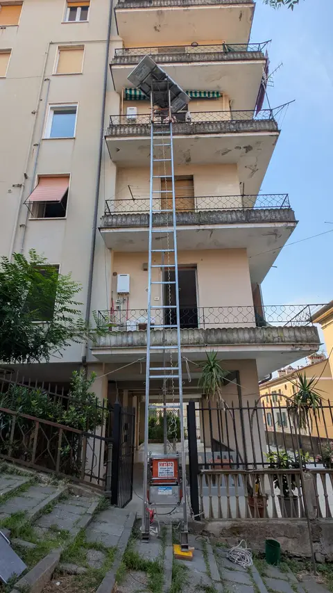 Montacarichi su scalinata non accessibile a mezzi su ruote