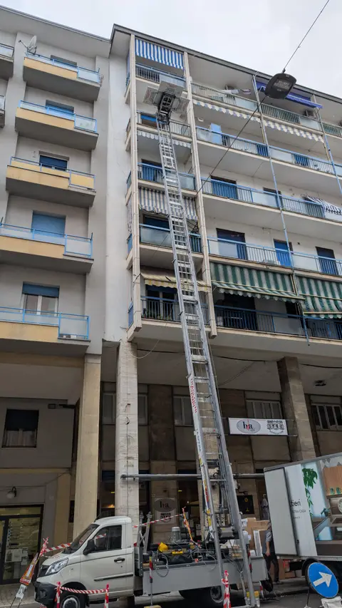 Noleggio autoscala per rimozione macerie e detriti