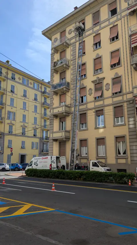 Trasloco con autoscala a piani alti
