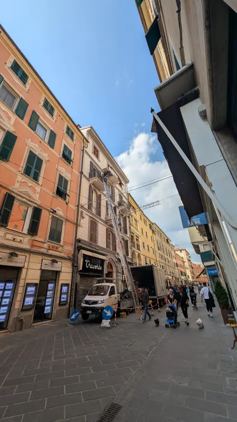 Trasloco a La Spezia nel centro storico con autoscala